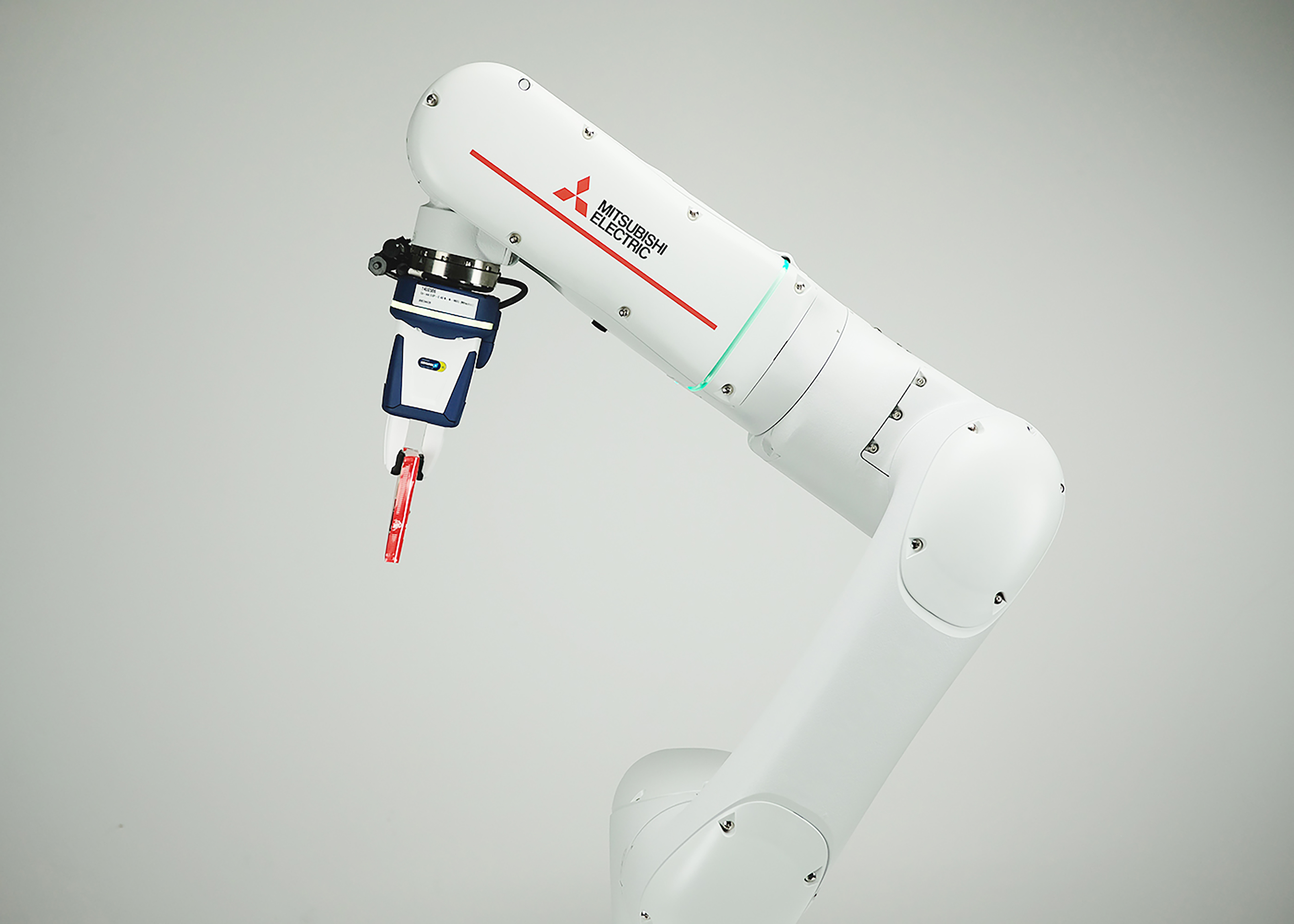 Cobots are ideal for applications with limited room and frequent interactions between operators and robots. [Source: Mitsubishi Electric Europe B.V.]