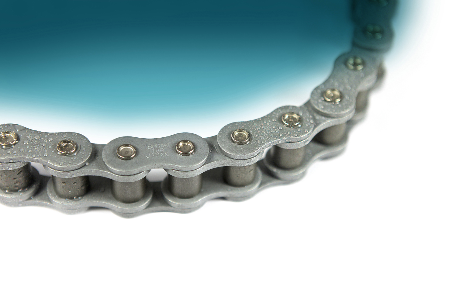Tsubaki’s Neptune chain, the fourth and current generation of the anti-corrosion chain, includes a special coating as well as a resin applied over the carbon-steel base chain.