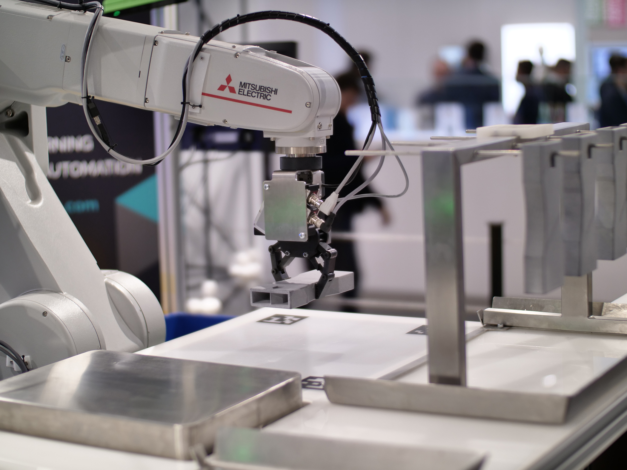 AMT’s Mitsubishi robot live in action at Formnext 2019. [Source: AMT]