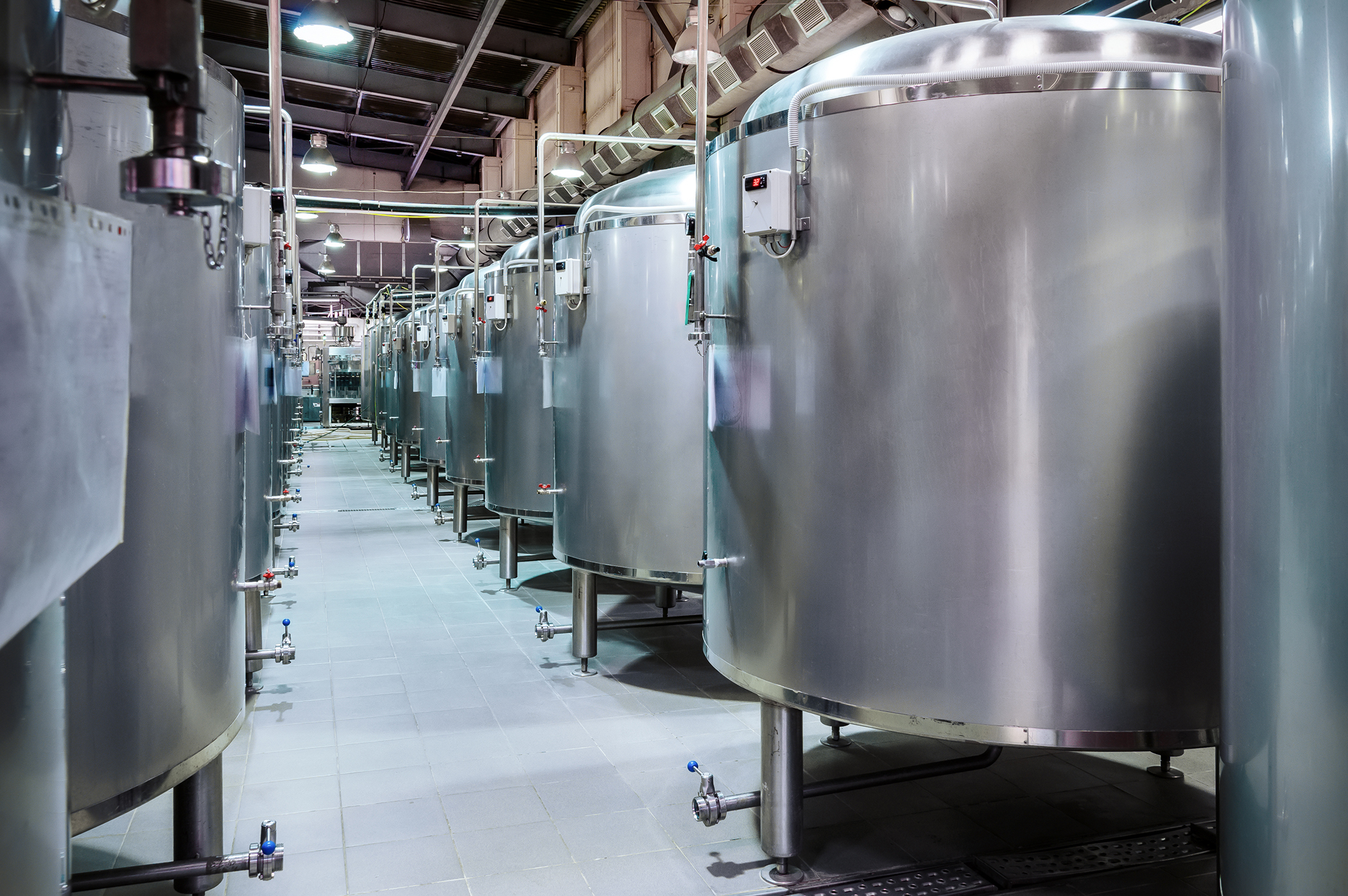 From the beverage industry to dairy and from eggs to bakeries, a wide variety of food industry companies require access to compressed air for an efficient and product-safe operation.  (Image source: shutterstock_1110863063 / shutterstock_587263718)