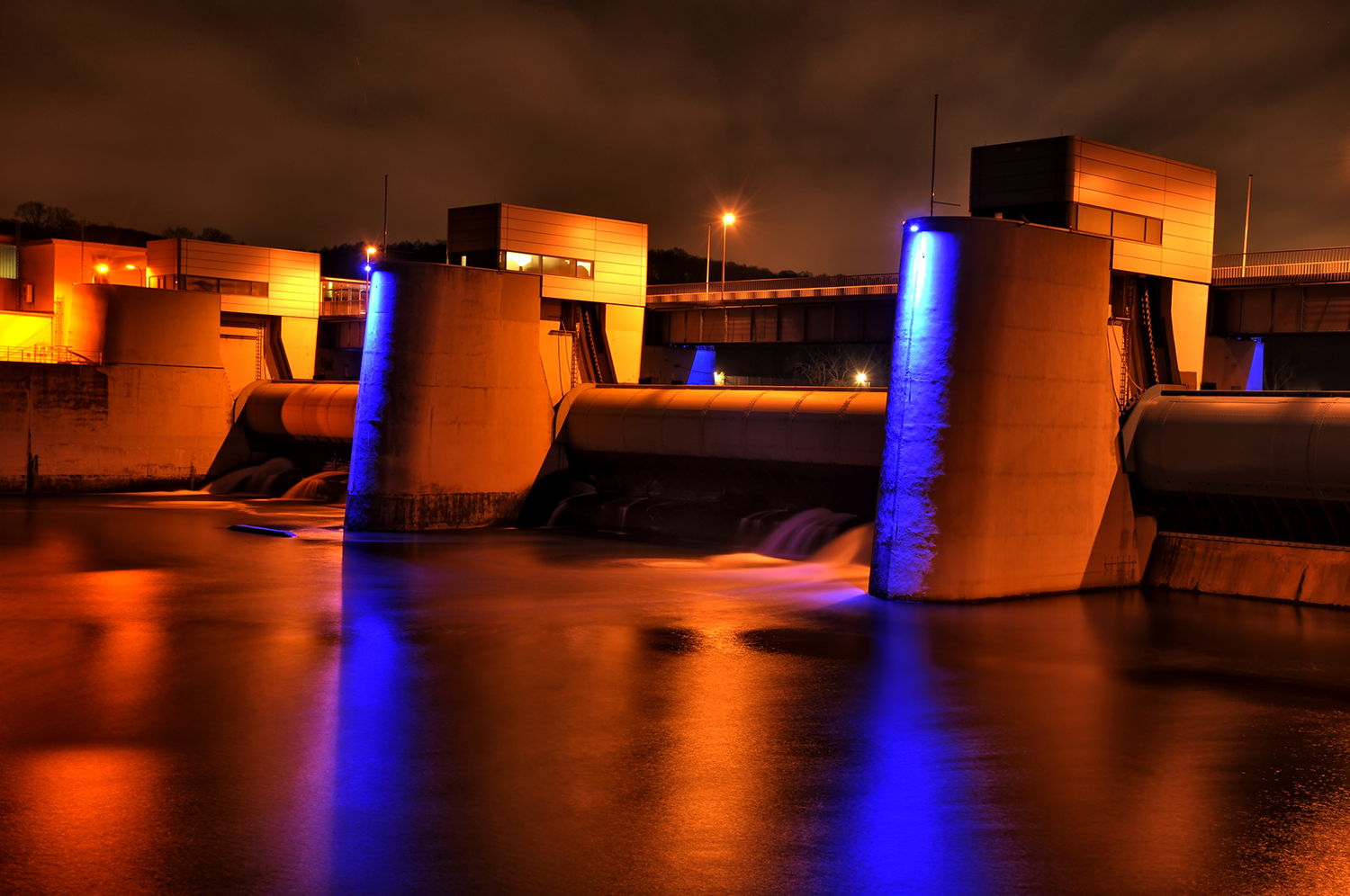 Scour outlets and weir gates of man-made reservoirs are used to regulate water levels and thus in many cases serve as flood defences, supply drinking water and process water, or are used to generate power. (Image source: AdobeStock 99134612)