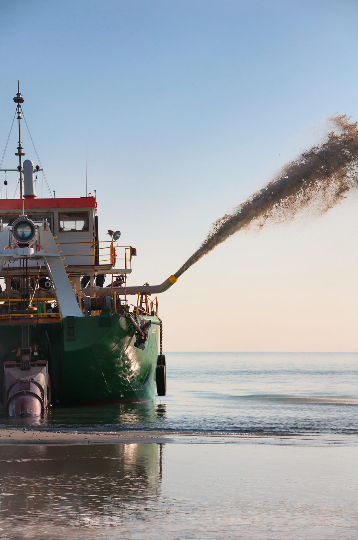 Dredging vessels come in many shapes and sizes. (Image Source: 1: iStock_22733921 / 2: iStock-517381857)