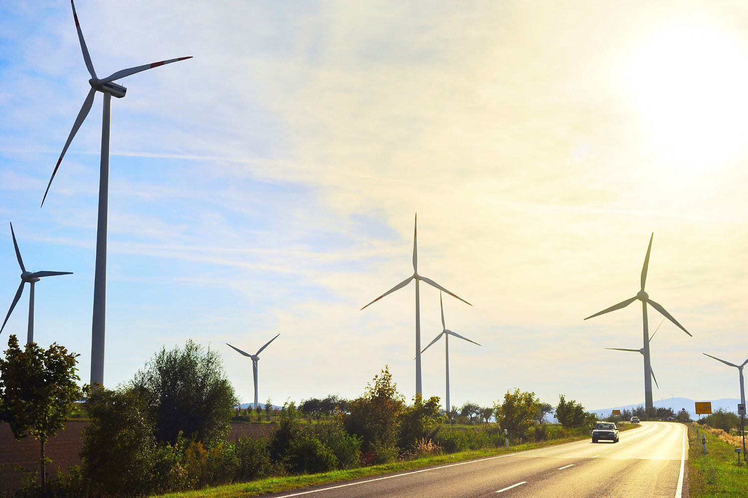 Onshore wind turbines rely on yaw brakes to face into the wind and generate power efficiently. (Image Source: iStock_000045991968)