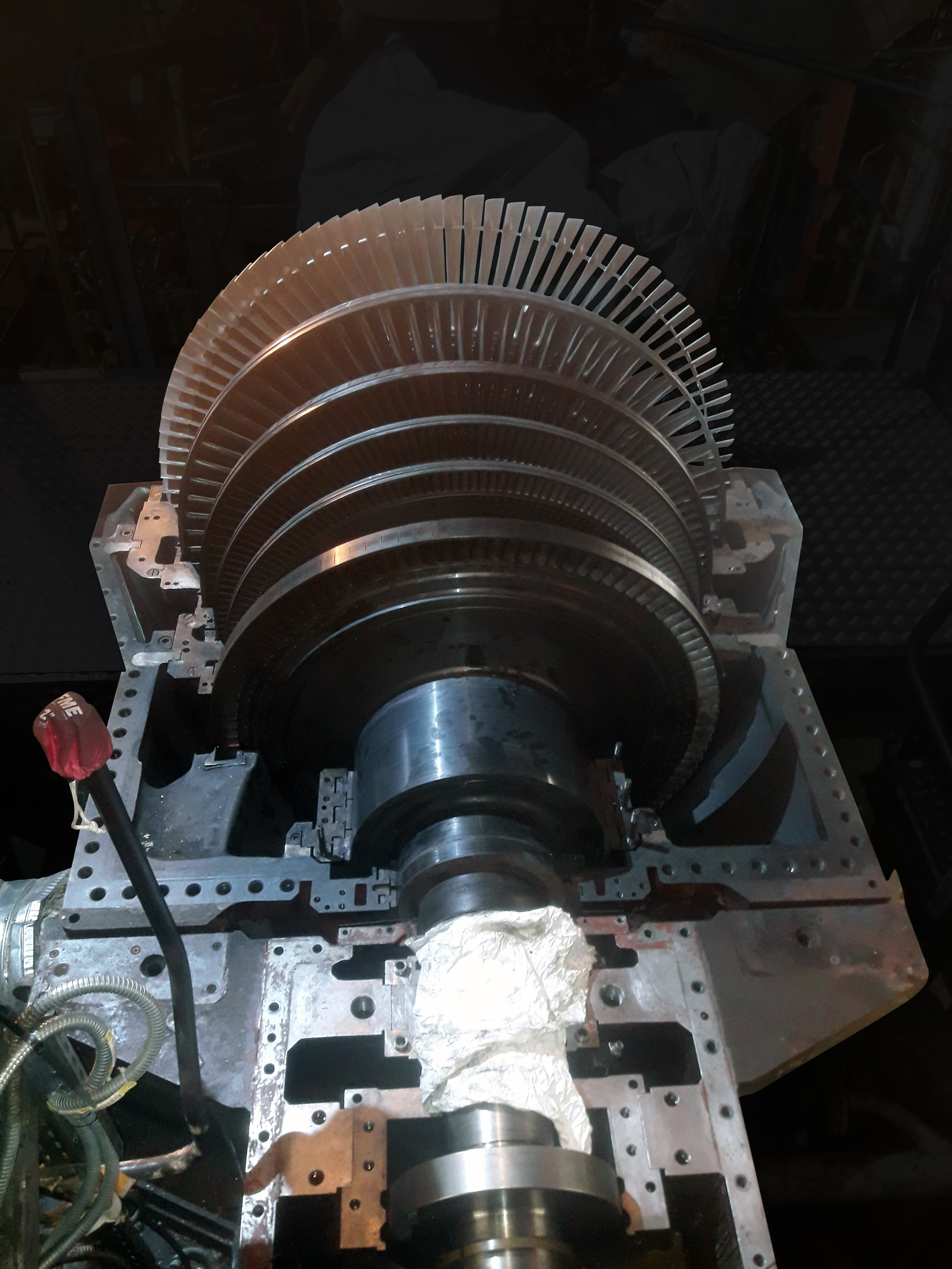 Sulzer was awarded the contract to refurbish the steam turbine, the gearbox and the pump it was driving, to be completed withing the six-week window
