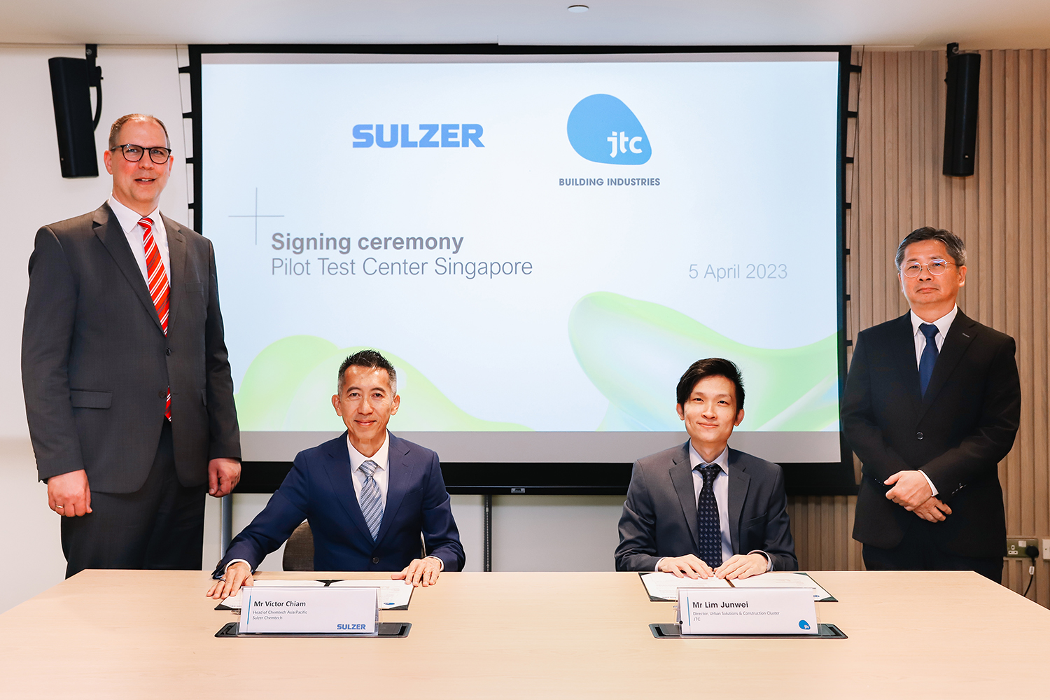 From left to right: Uwe Boltersdorf, Division President, Sulzer Chemtech / Victor Chaim, Head Sulzer Chemtech APAC / Lim Junwei, Director, Urban Solutions & Construction Cluster, JTC / Leow Thiam Seng, Group Director, Industry Cluster Group, JTC.