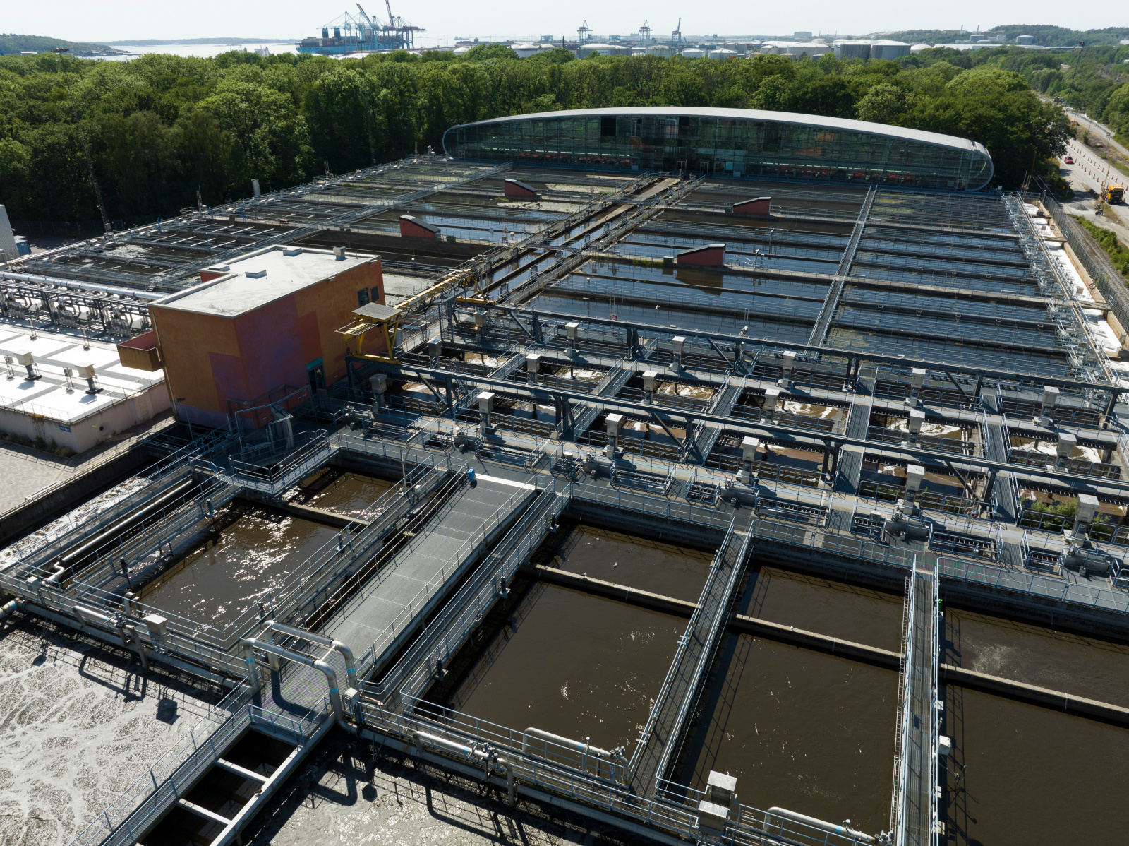 The wastewater treatment plant has an average inflow of 4’000 liters per second